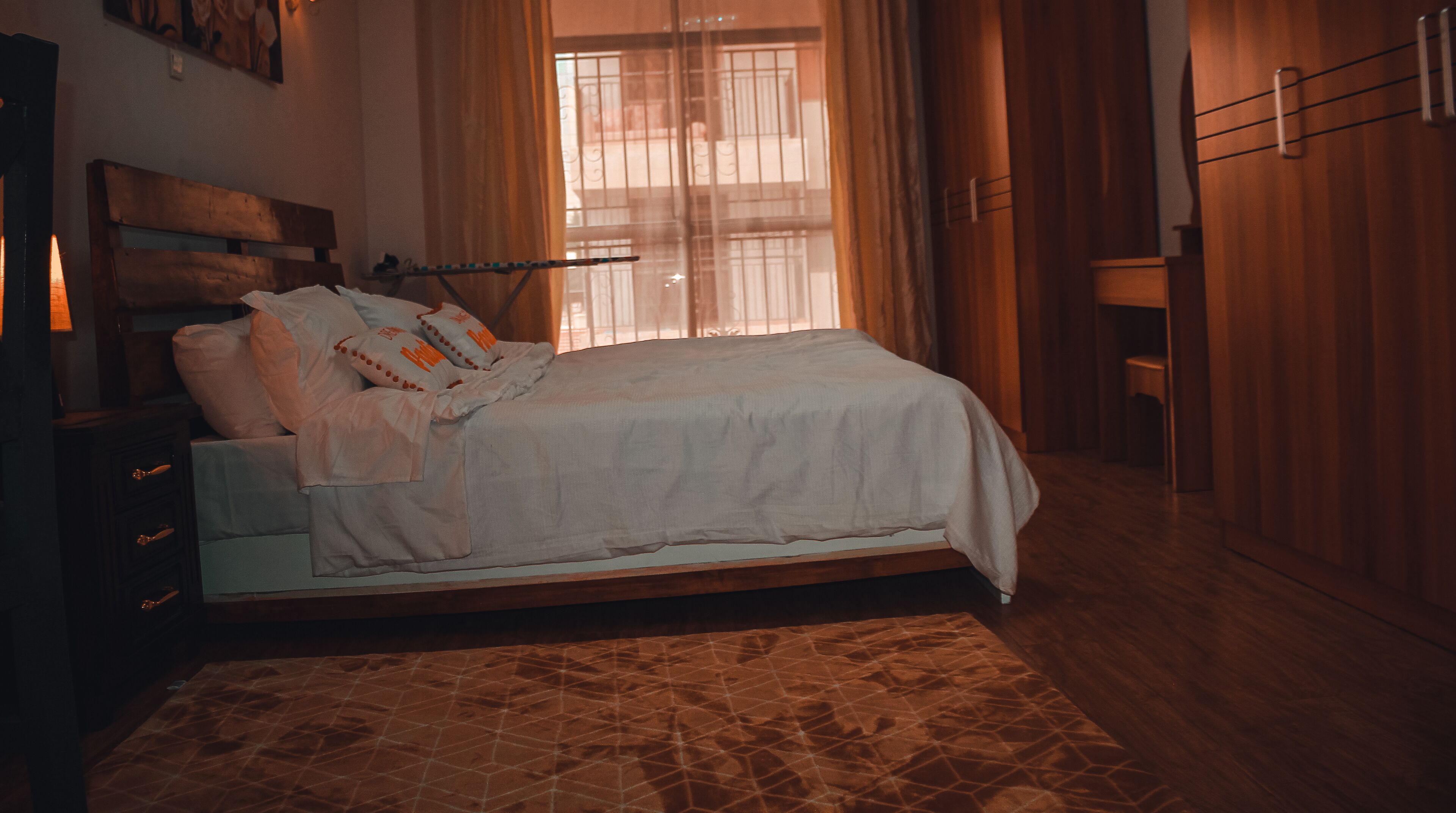 3 soverom, strykejern/-brett, wi-fi (mot et tillegg) og sengetøy