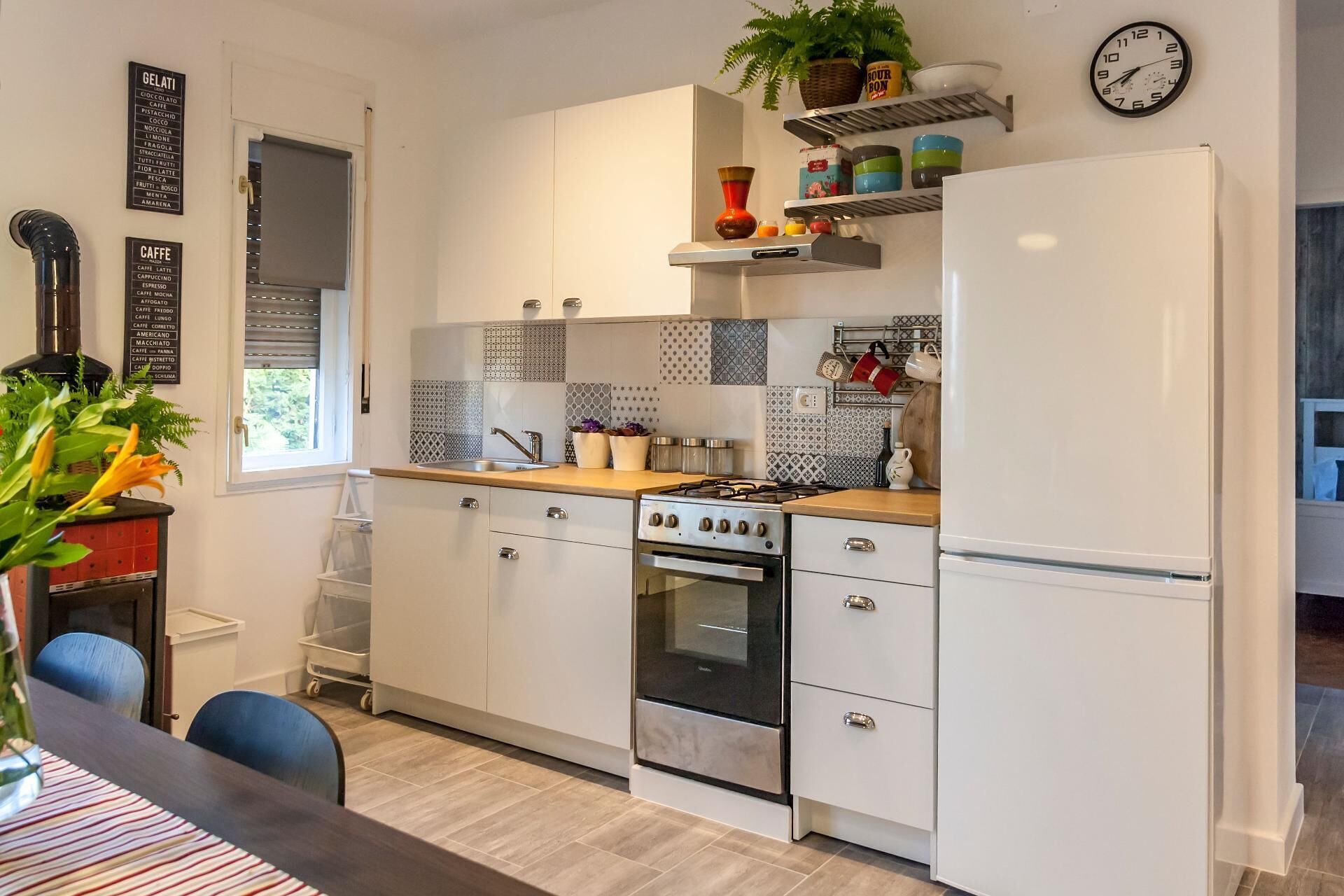 Fridge, oven, stovetop, coffee/tea maker