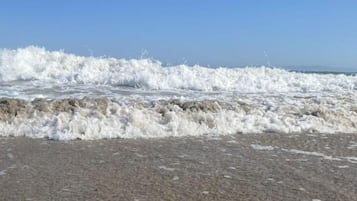 Vlak bij het strand, ligstoelen aan het strand, strandlakens