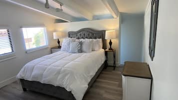 2 quartos, ferros/tábuas de passar roupa, berço de viagem