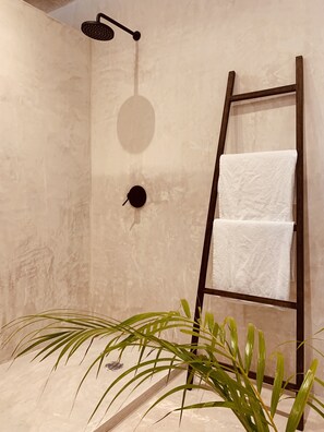 Chambre Deluxe, 2 lits doubles | Douche de la salle de bain