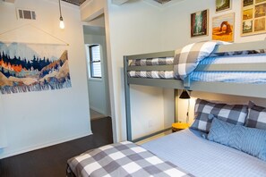 3 habitaciones, tabla de planchar con plancha y cuna de viaje