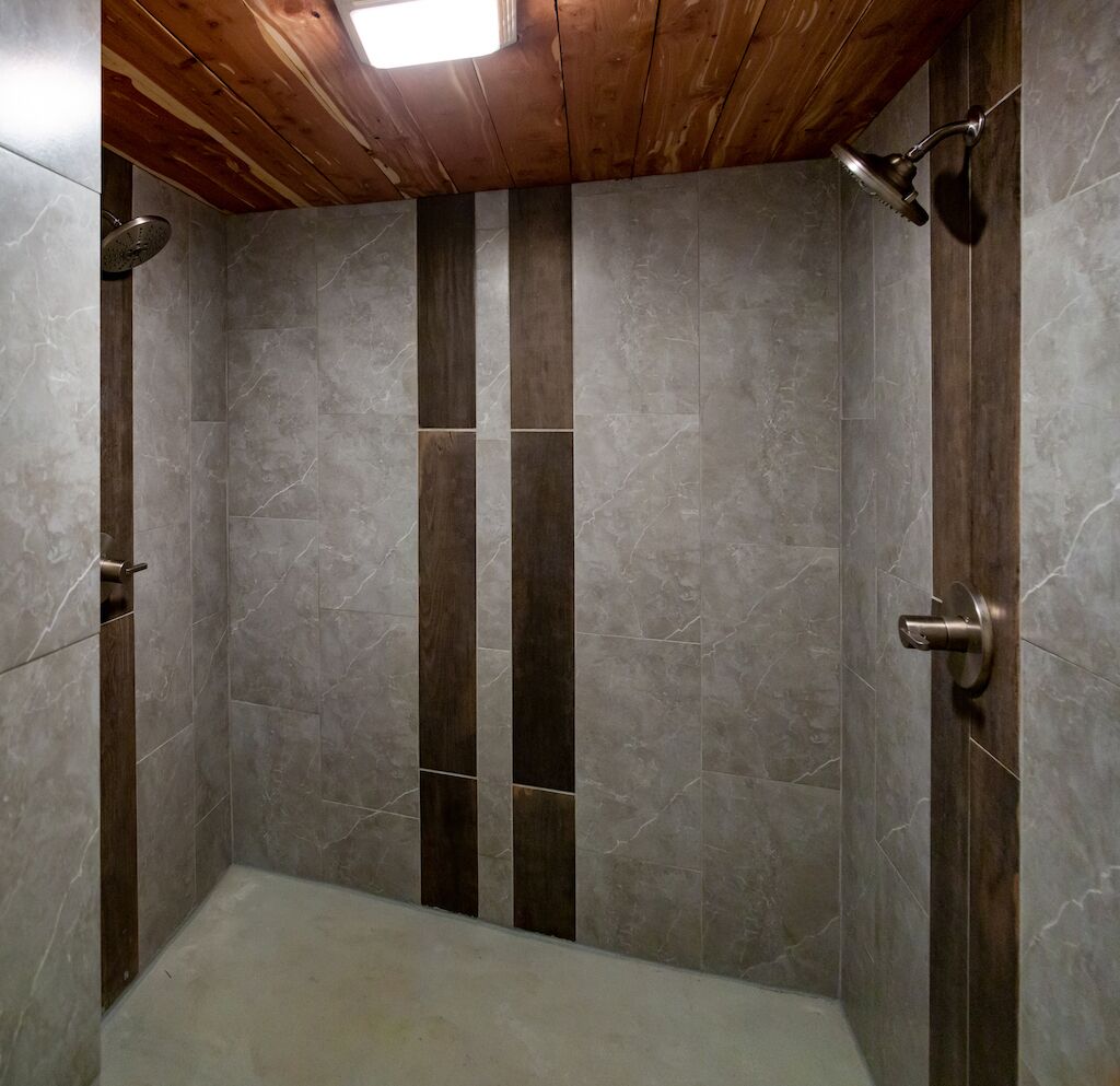 Combined shower/tub, hair dryer, towels, shampoo