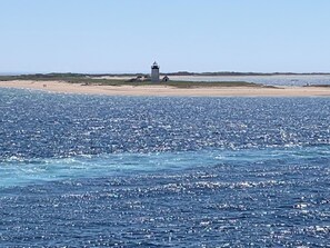 På stranden, solsenger og strandhåndklær