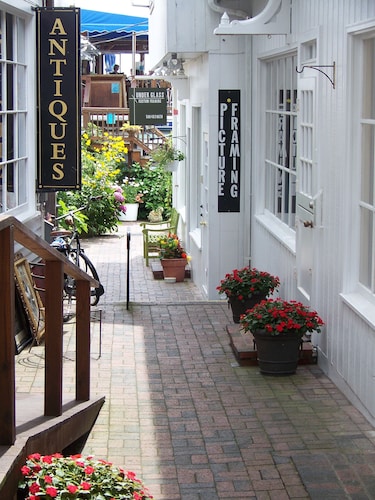 Provincetown Cottage: A/C, outdoor shower,parking,decks, pool, steps to beach.