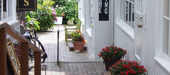 Provincetown Cottage: A/C, outdoor shower,parking,decks, pool, steps to beach.