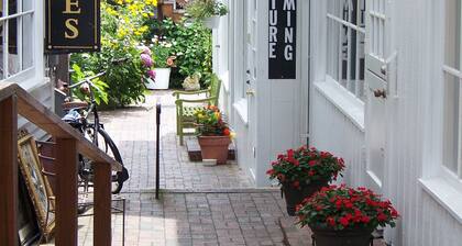 Provincetown Cottage: A/C, outdoor shower,parking,decks, pool, steps to beach.