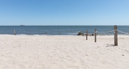 PRIVATE BEACH: ROYAL OCEANVIEW CASTLE @ CLINTON W/ 4 QUEENS 2 FULL