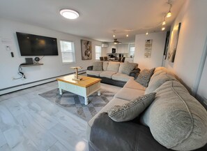 Smart TV - PRIVATE BEACH: ROYAL OCEANVIEW CASTLE @ CLINTON W/ 4 QUEENS 2 FULL (Clinton)