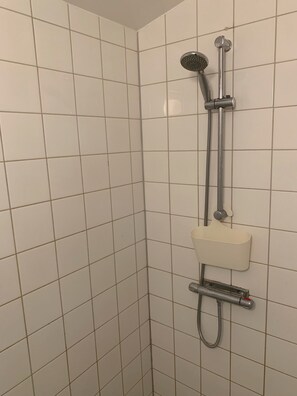 Phòng 4 cơ bản | Phòng tắm | Buồng tắm vòi sen, máy sấy tóc