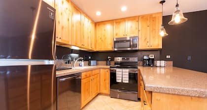Newly Renovated Cozy Spacious 3 bedrooms with 6 beds. Walk to the Village!