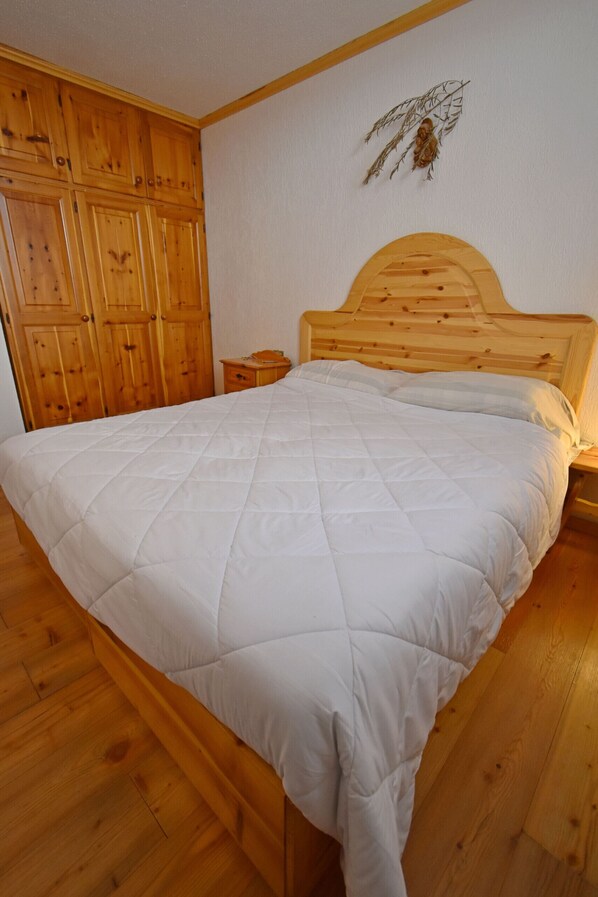 1 bedroom, bed sheets