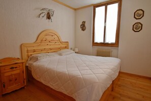 1 bedroom, bed sheets