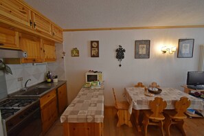 Refrigerador, horno, cafetera y tetera y tetera eléctrica 