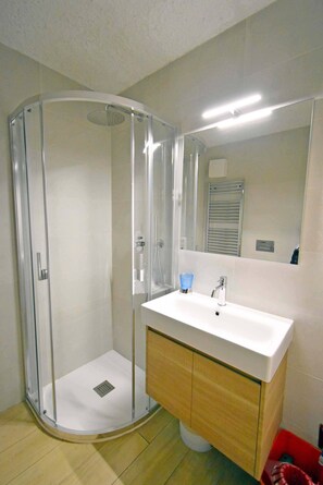 Douche, articles de toilette (gratuits), séchoir à cheveux, bidet