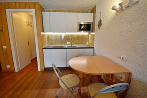 Fridge, microwave, dishwasher, coffee/tea maker