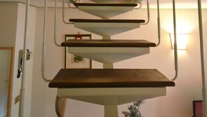 Eine Treppe mit mehreren Stufen, jeweils mit einer Holzplattform.