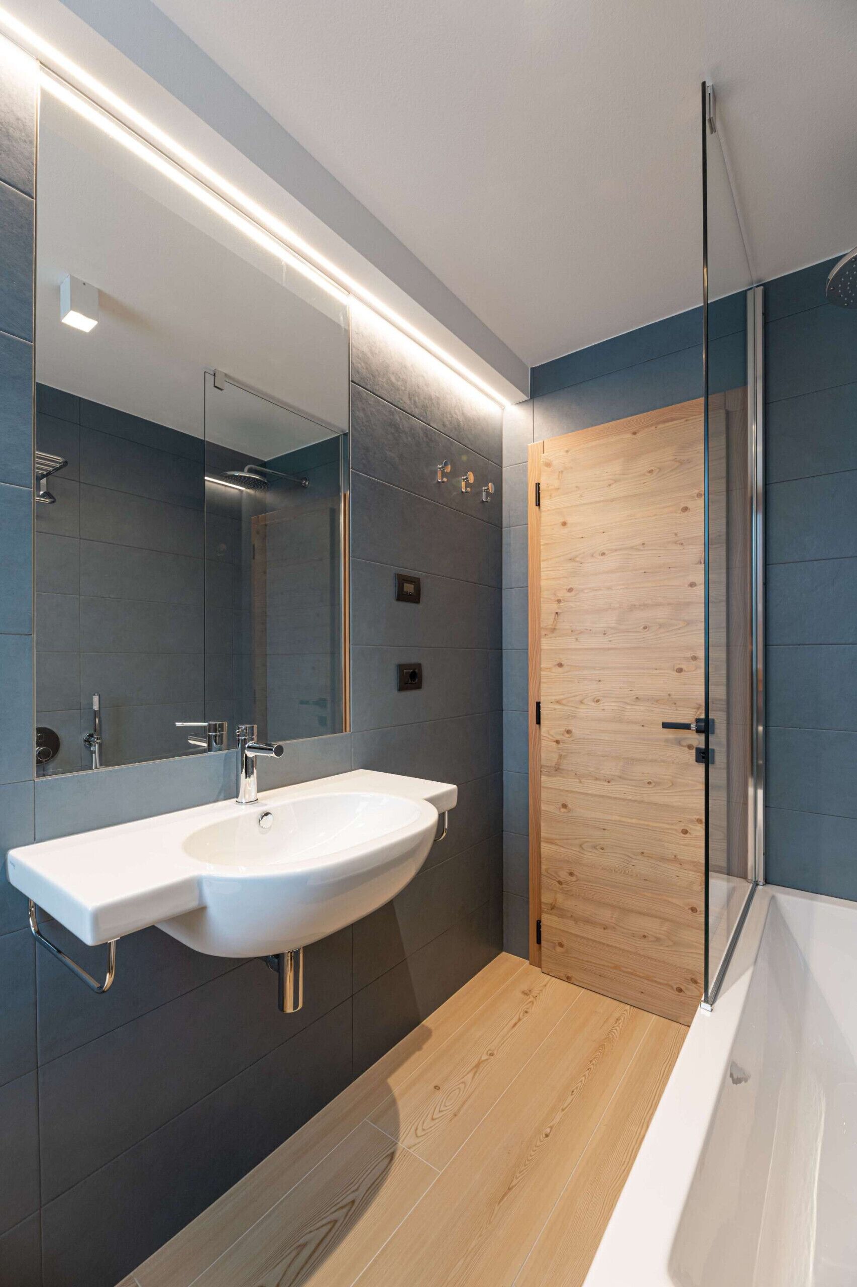 Bañera, secador de pelo, bidet, toallas