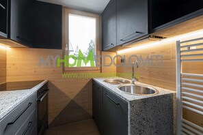 Fridge, oven, dishwasher, coffee/tea maker