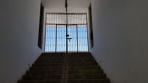 A staircase leading to a barred entrance with a clear view of the sky. - Departamento Zona Dorada Mazatlán 6 (Mazatlán)