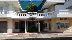 A building with a white facade, a balcony with balustrades, and a sign for 'King David Co.' - Departamento Zona Dorada Mazatlán 6 (Mazatlán)