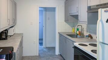 Een koelkast, een magnetron, een oven, een kookplaat