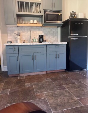 Coffee/tea maker, fridge, microwave, stovetop