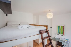 1 habitación, escritorio, tabla de planchar con plancha y internet 