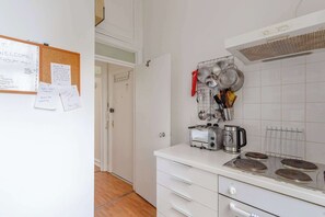 Cafetière-théière, réfrigérateur, un four, table de salle à manger