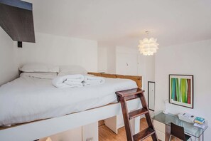1 habitación, escritorio, tabla de planchar con plancha y internet 