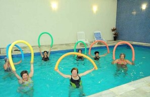 Inomhuspool med öppettider 09.30 till 21.30, och solstolar