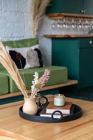 Luxury Villa | Living room | 50-inch flat-screen TV with cable channels, TV, Netflix - HOLT - Villa Noria - La Casa del Barro Verde (Oaxaca)