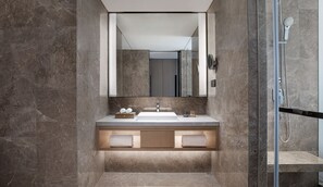 Assecador de cabells, barnussos, sabatilles i bidet 