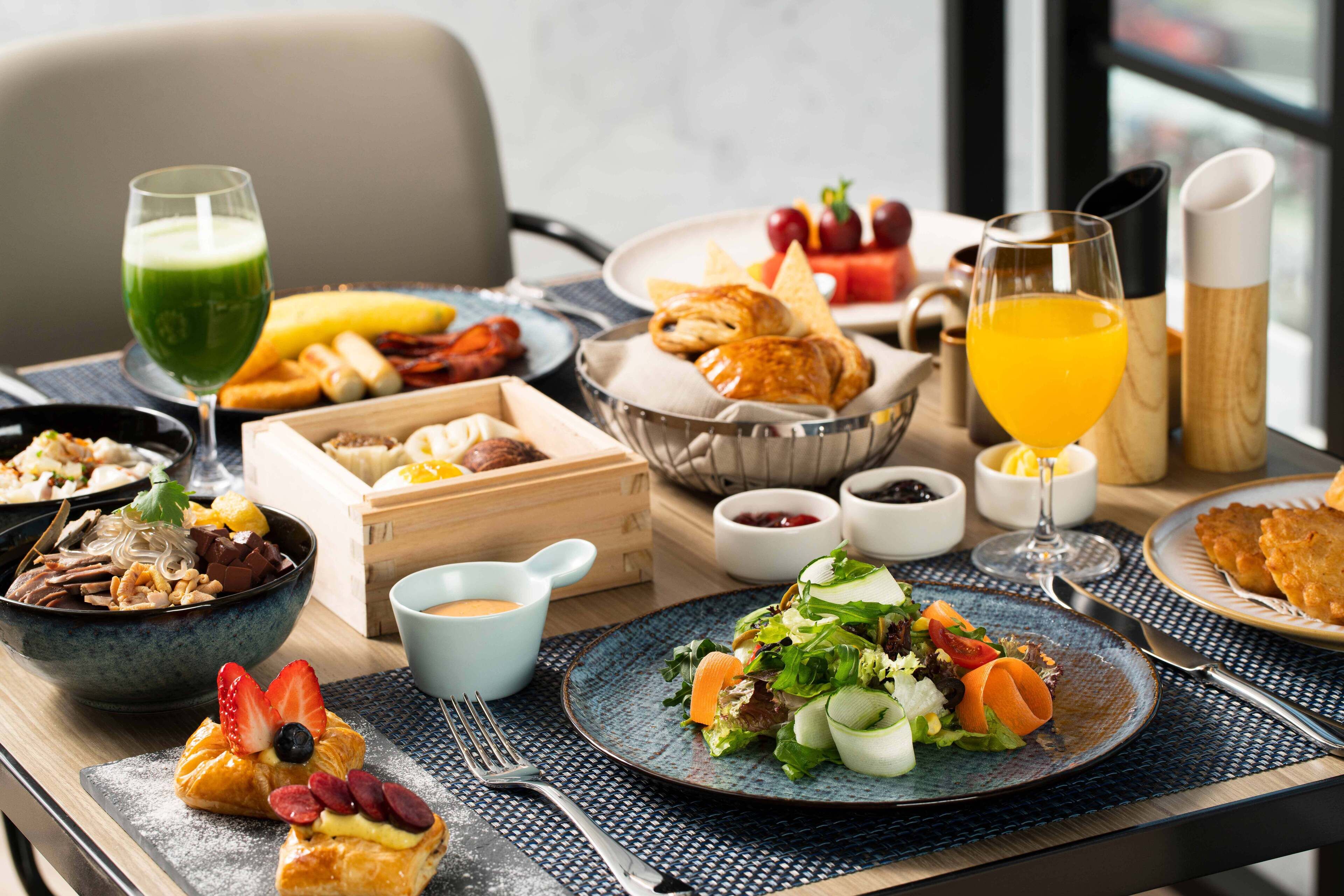 Daily buffet breakfast (CNY 168 per person)