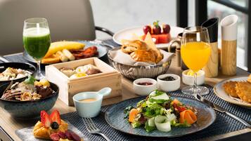 Daily buffet breakfast (CNY 168 per person)