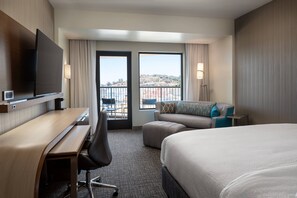 Desk, laptop workspace, iron/ironing board, free cots/infant beds - Courtyard by Marriott Petaluma Sonoma County (Petaluma)