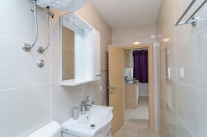 Hair dryer, towels - Apartments Marijan - One Bedroom Apartment (Ground Floor) - Apt 7 (Dubrovnik)