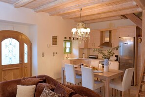 Dining - Charming stone house in Agios Matheos (Agios Gordios)