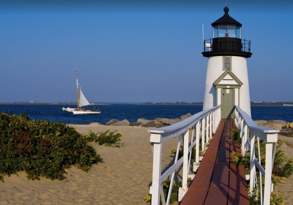 Nær stranden, solsenger og strandhåndklær