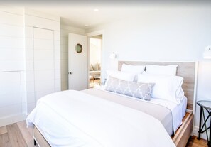 2 soverom, senger med overmadrass, safe på rommet og strykejern/-brett