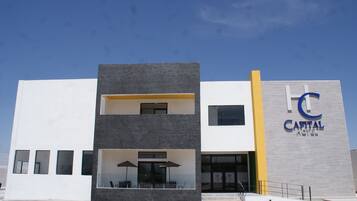 Vista frontal de la propiedad