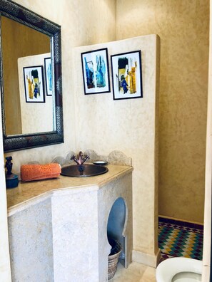 Bathtub, towels