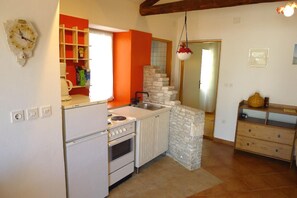Refrigerador, parrilla de estufa y cafetera y tetera