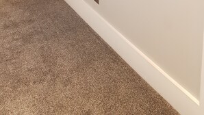 Ein Flachbildfernseher an der Wand befestigt, darunter eine Steckdose.