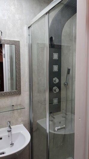 Appartement | Salle de bain | Douche, serviettes fournies
