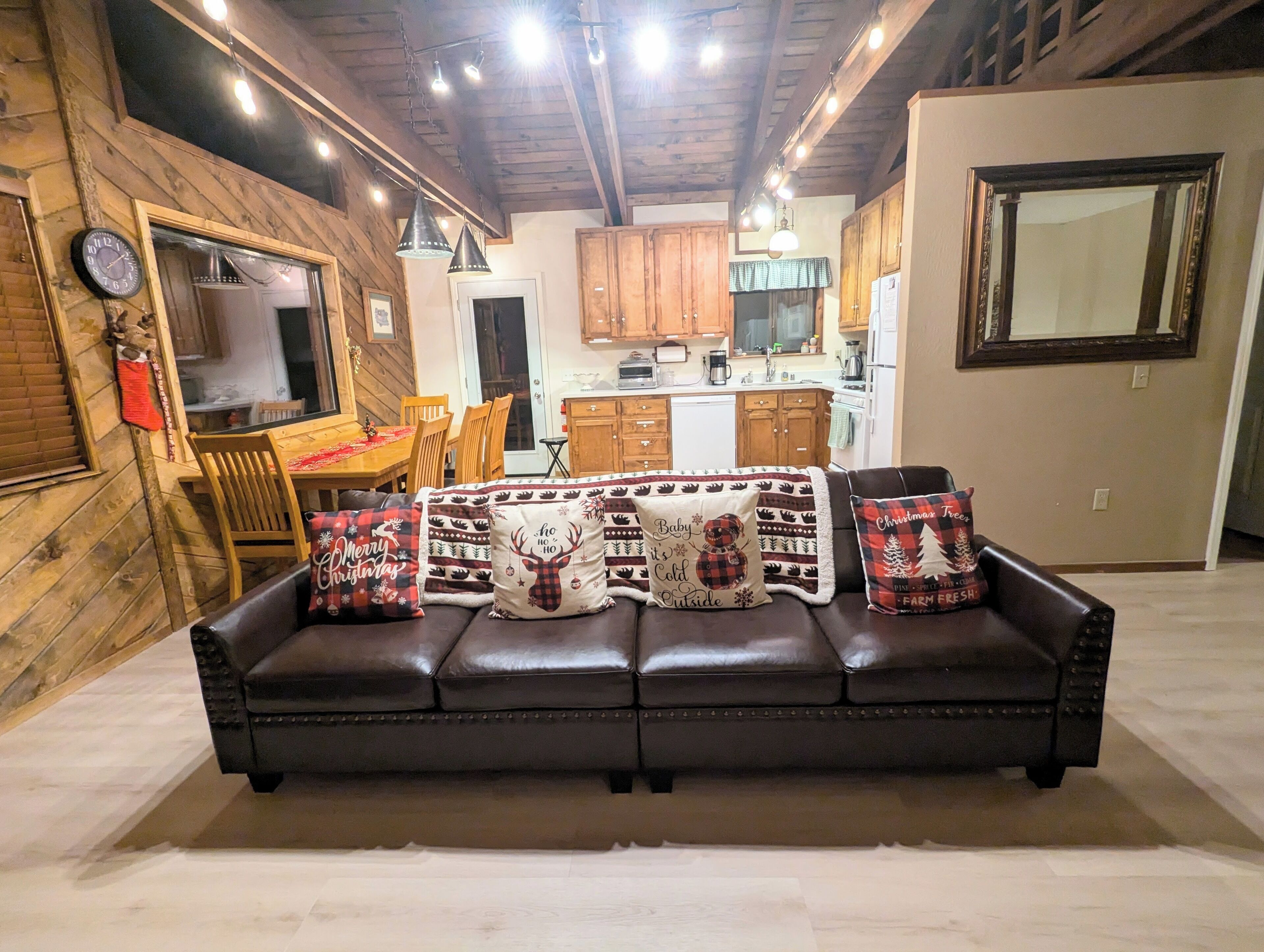 TV connectée, cheminée, livres, espaces bureaux