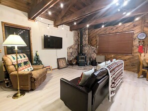 Smart TV, chimenea, libros y oficina 