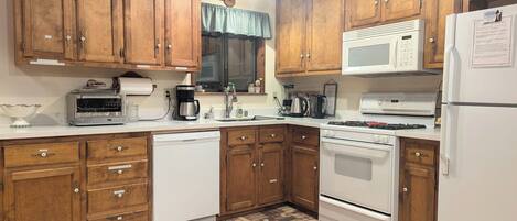 Refrigerador, microondas, horno, placa de cocina