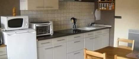 Réfrigérateur, four à micro-ondes, surface de cuisson, grille-pain