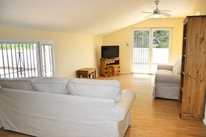 Fernseher, Kamin, DVD-Player